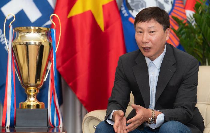 HLV Kim Sang Sik cam kết gắn b&oacute; l&acirc;u d&agrave;i với b&oacute;ng đ&aacute; Việt Nam