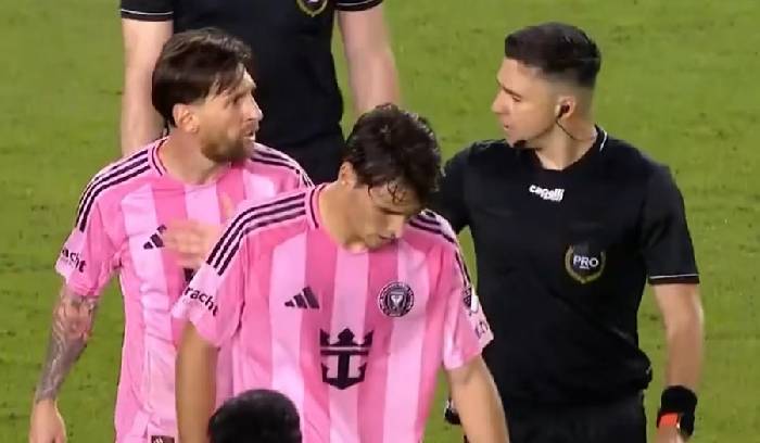 Messi nhận &aacute;n phạt v&igrave; t&uacute;m cổ đối thủ