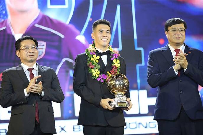 Tiến Linh gi&agrave;nh Quả b&oacute;ng v&agrave;ng Việt Nam