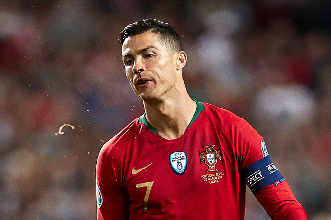 Ronaldo khẳng định chấn thương nhẹ, sẽ sớm trở lại s&acirc;n cỏ