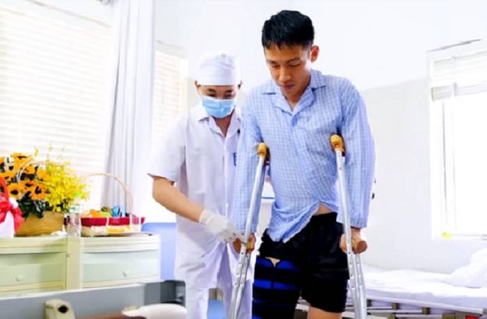 H&ugrave;ng Dũng đ&atilde; c&oacute; thể tập đi với nạng