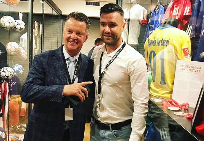 Van Bakel hứa gi&uacute;p Văn Hậu ở lại ch&acirc;u &Acirc;u miễn ph&iacute;