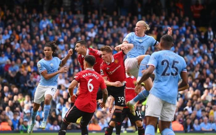 Sao Man United thề l&agrave;m mọi c&aacute;ch để ngăn Man City gi&agrave;nh c&uacute; ăn 3