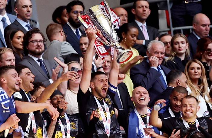 Thắng Leeds ở trận cầu đắt gi&aacute; nhất thế giới, Southampton thăng hạng Ngoại hạng Anh