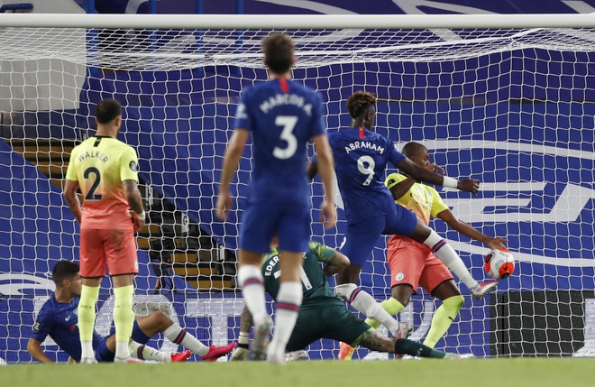 Thua Chelsea, Man City ch&iacute;nh thức d&acirc;ng chức v&ocirc; địch cho Liverpool