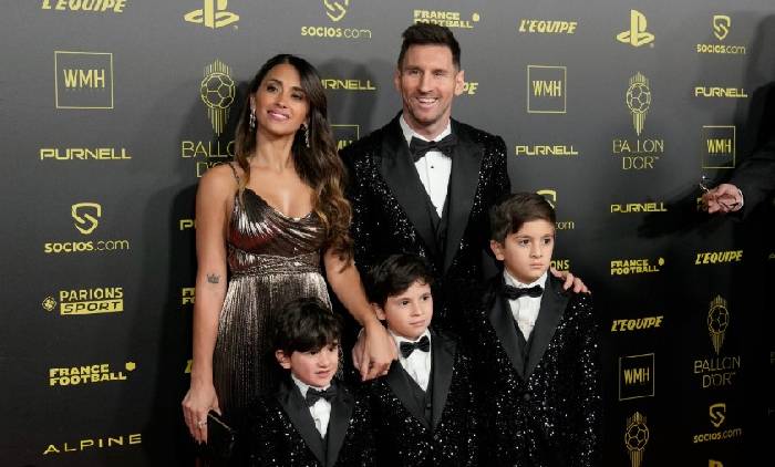 Trang chủ Quả b&oacute;ng v&agrave;ng g&acirc;y l&uacute; với th&ocirc;ng điệp gửi Messi