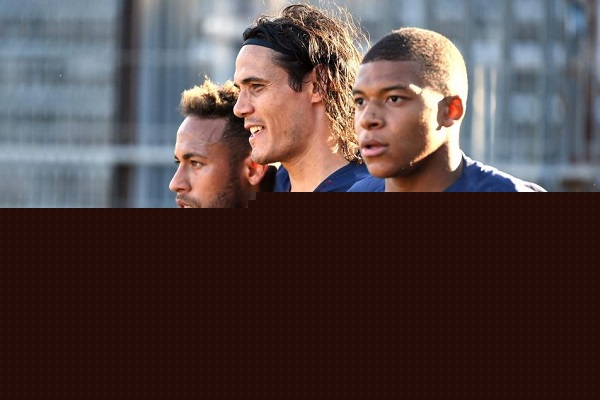 Sau Neymar, PSG hoảng loạn v&igrave; Kylian Mbappe v&agrave; Edinson Cavani