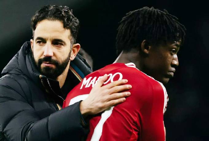 Kobbie Mainoo nhất quyết ra đi d&ugrave; n&oacute;i chuyện với HLV Amorim