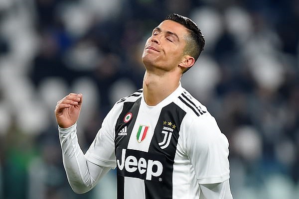 Cristiano Ronaldo bị gạch t&ecirc;n ở trận Lecce vs Juventus