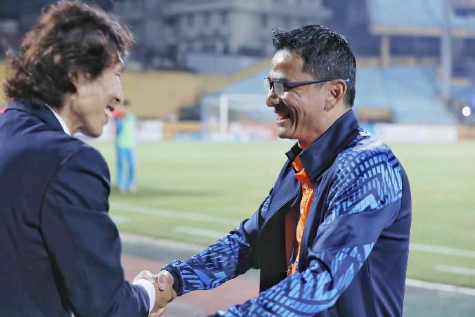 HLV Kiatisuk v&agrave; Gong Oh-kyun cười tươi khi HAGL bị loại khỏi C&uacute;p Quốc gia