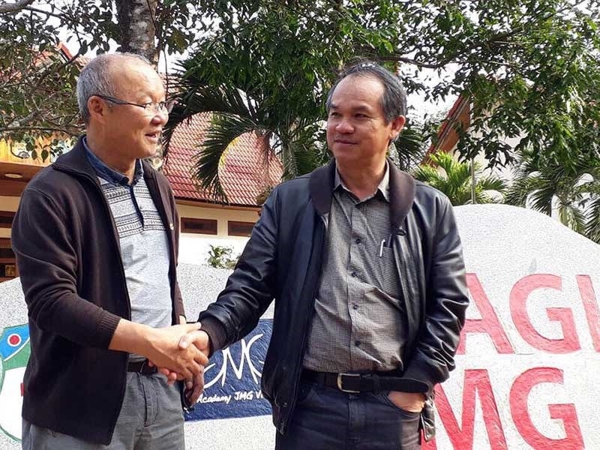 Bầu Đức lo sợ mất HLV Park Hang Seo về tay H&agrave;n Quốc