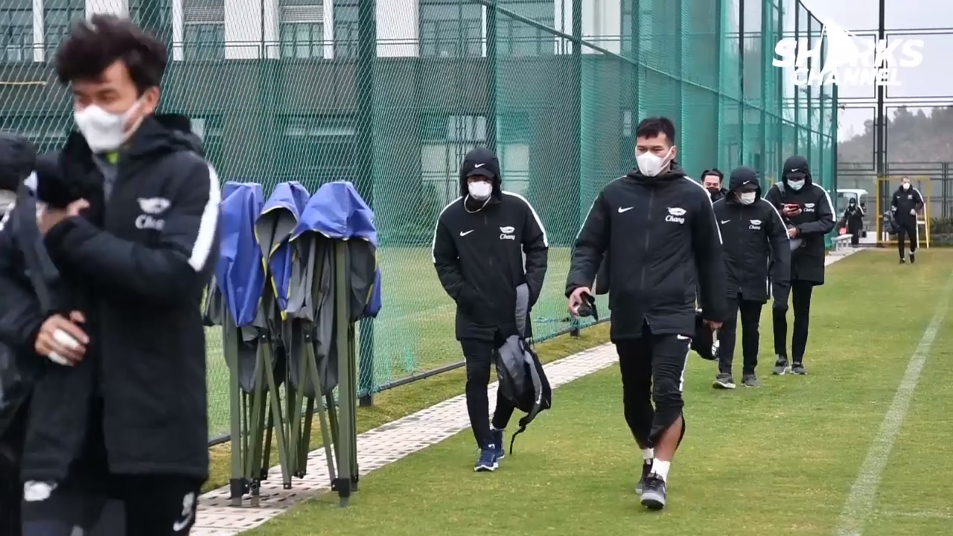 Cầu thủ Th&aacute;i Lan hốt hoảng rời Trung Quốc v&igrave; virus Corona