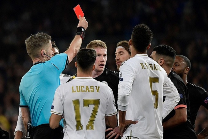 Ramos &ldquo;bắt kịp&rdquo; Edgar Davids v&agrave; Ibrahimovic về khoản...thẻ đỏ