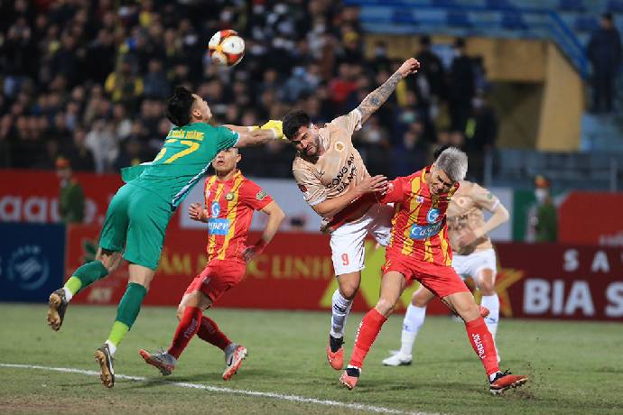 Đ&aacute;nh bại Thanh H&oacute;a tr&ecirc;n s&acirc;n nh&agrave;, C&ocirc;ng An H&agrave; Nội trở lại cuộc đua v&ocirc; địch