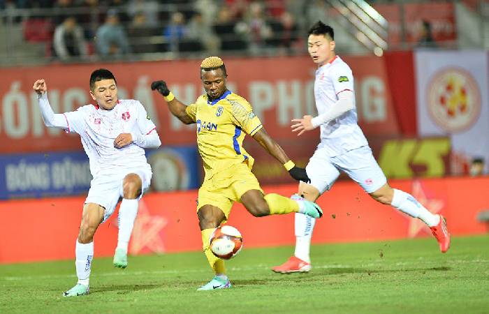 Phạt đền ph&uacute;t cuối, Hải Ph&ograve;ng mất 2 điểm trước SLNA