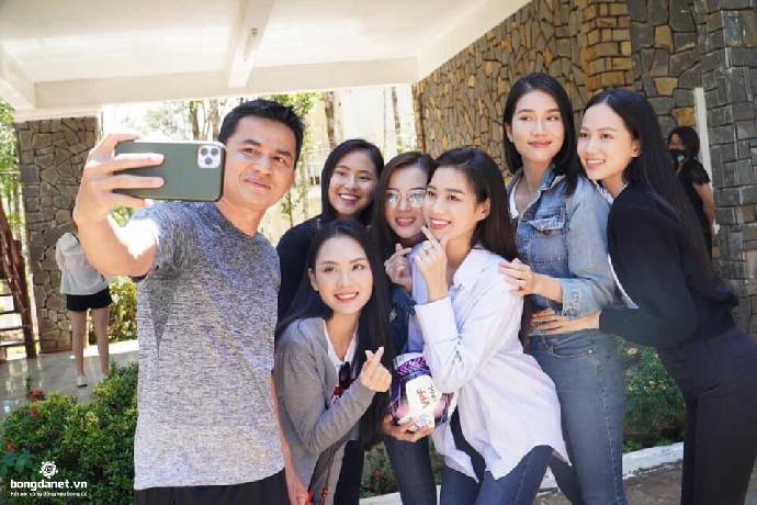 HLV Kiatisak được d&agrave;n 6 người đẹp nhất Việt Nam 'tiếp sức'