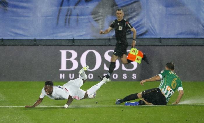 Zidane gửi th&ocirc;ng điệp đến trọng t&agrave;i trận Real Madrid vs Chelsea