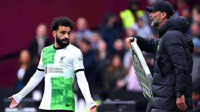 Klopp n&oacute;i g&igrave; sau tranh c&atilde;i nảy lửa tr&ecirc;n s&acirc;n với Salah?