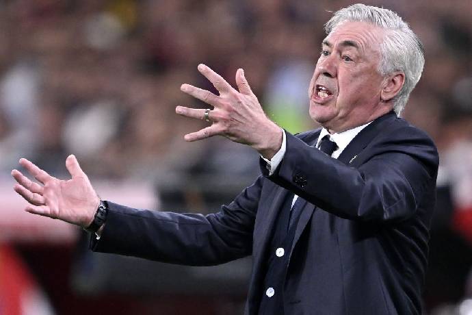 Phản ứng của HLV Ancelotti khi trọng t&agrave;i r&uacute;t 3 thẻ đỏ cho Real Madrid