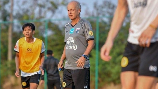 Đ&agrave;o tẩu sang Muangthong bất th&agrave;nh, HLV U23 Th&aacute;i Lan ngậm ng&ugrave;i hội qu&acirc;n