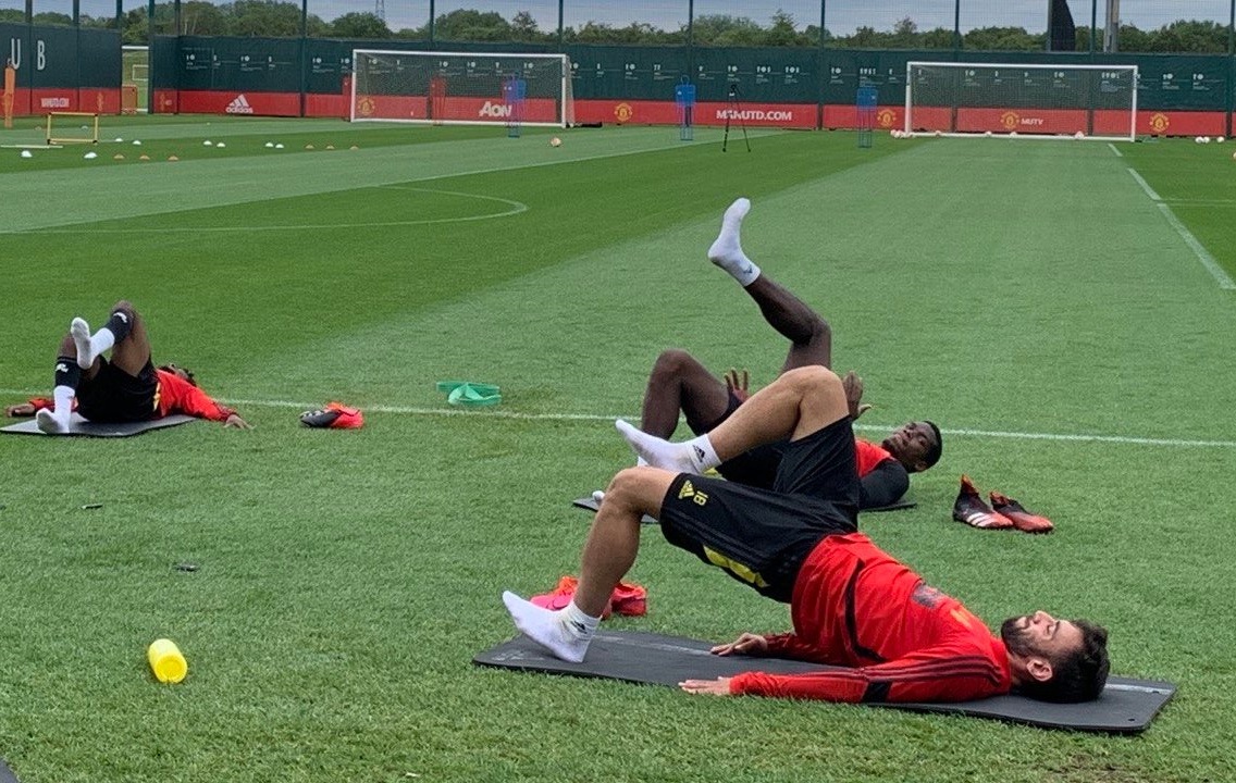 Pogba v&agrave; Fernandes khiến CĐV MU phấn kh&iacute;ch trong buổi tập mới nhất