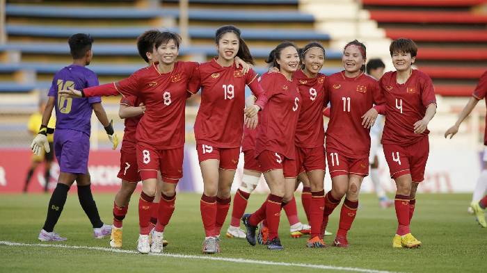 G&acirc;y sốt tại trời &Acirc;u, sao nữ của tuyển Việt Nam được vinh danh