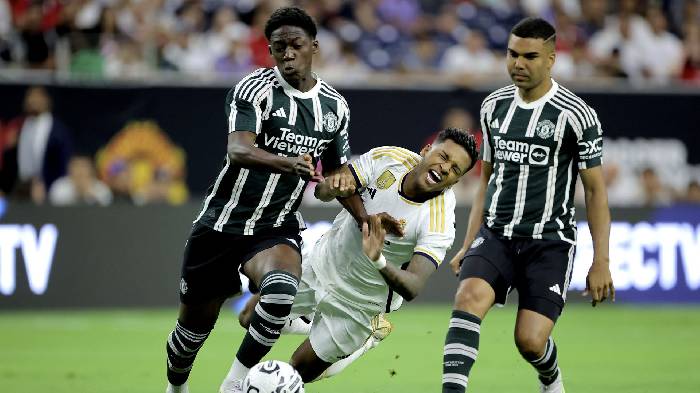 Man United d&iacute;nh 'tai bay, vạ gi&oacute;' sau trận thua Real Madrid