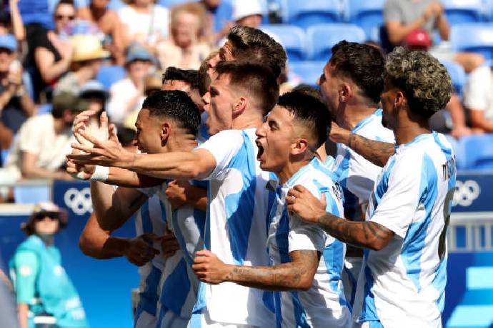 Argentina &lsquo;sống dậy&rsquo; khi thắng thuyết phục Iraq ở Olympic 