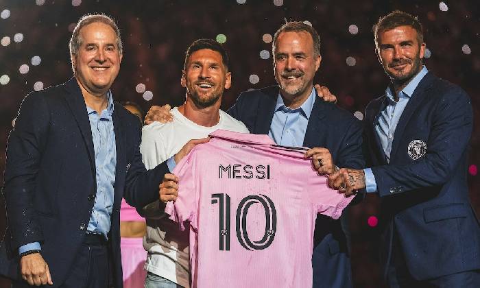 Cho&aacute;ng! Messi đem về doanh thu 'kh&ocirc;ng tưởng' cho Beckham