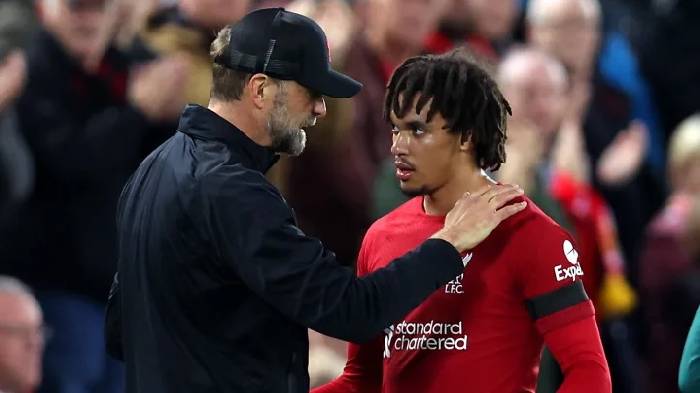 H&agrave;ng thủ c&oacute; vấn đề, Klopp duyệt 'c&aacute;nh chim lạ' của Serie A