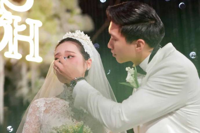 Văn Hậu lau nước mắt cho vợ trong ng&agrave;y cưới