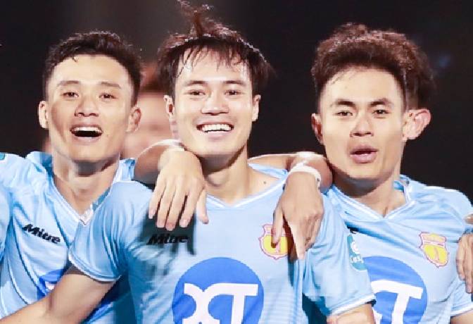 Văn To&agrave;n hạnh ph&uacute;c v&igrave; &ldquo;nổ s&uacute;ng&rdquo; trong m&agrave;u &aacute;o Nam Định