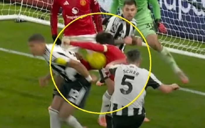 MU tho&aacute;t phạt đền g&acirc;y tranh c&atilde;i trước Newcastle