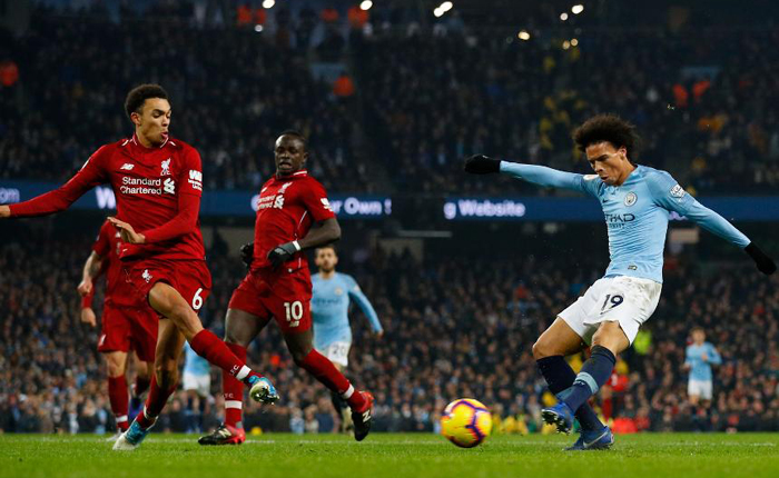 Cuộc đua v&ocirc; địch Ngoại hạng Anh: Liverpool hay Man City?