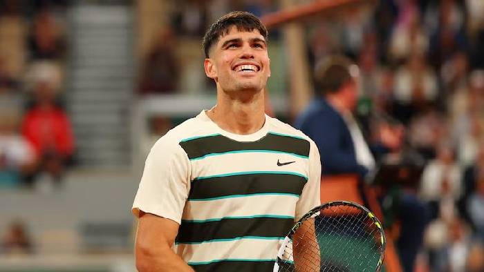 Alcaraz v&agrave;o v&ograve;ng 3 Roland Garros 2025 d&ugrave; &lsquo;sảy ch&acirc;n&rsquo; 1 set
