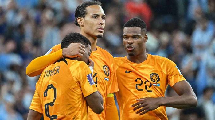 Biểu tượng của b&oacute;ng đ&aacute; H&agrave; Lan ch&ecirc; bai Van Dijk thậm tệ