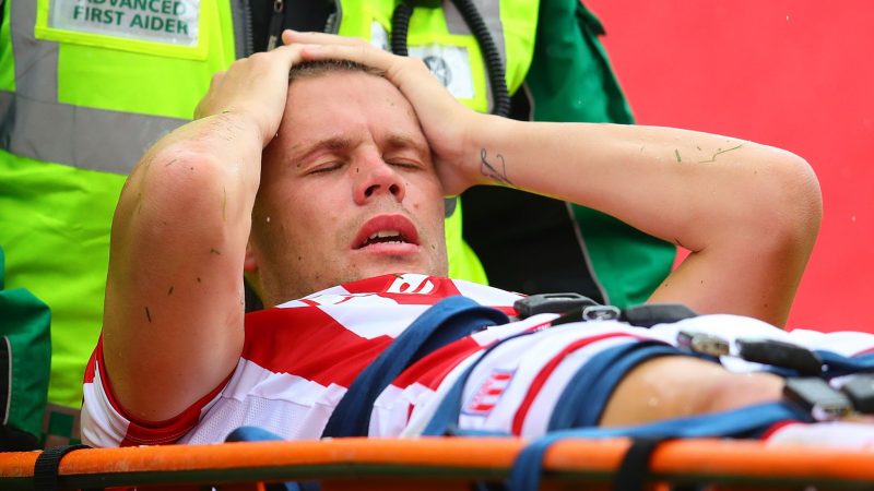 Sốc nặng với pha chấn thương gẫy gập ch&acirc;n của Ryan Shawcross