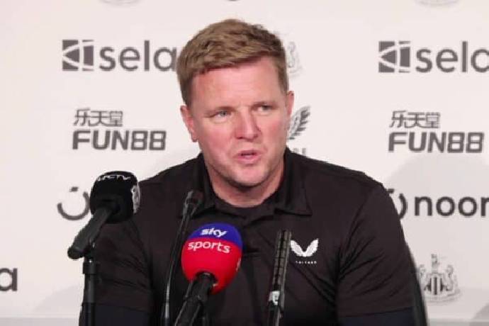 HLV Newcastle 'kh&oacute;c l&oacute;c' tố c&aacute;o trọng t&agrave;i 'thi&ecirc;n vị' Liverpool?