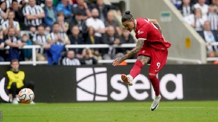 Ngược d&ograve;ng đi&ecirc;n rồ, Liverpool thắng Newcastle với 10 người tr&ecirc;n s&acirc;n