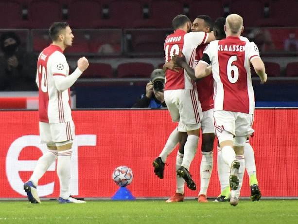 Soi k&egrave;o phạt g&oacute;c Ajax vs Besiktas, 23h45 ng&agrave;y 28/9