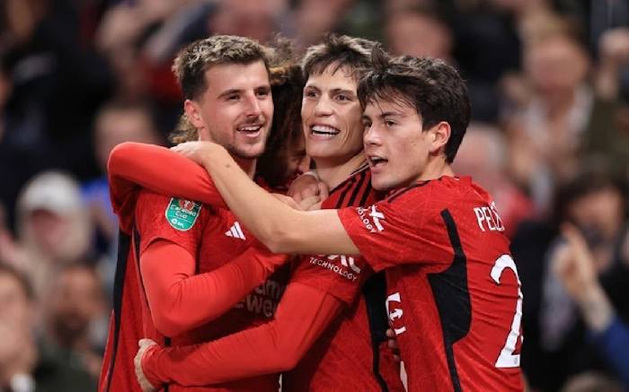 Thăng tiến ch&oacute;ng mặt, M.U thưởng lớn 'b&aacute;u vật' từng ăn tập ở Việt Nam