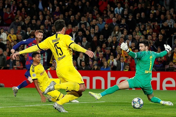 Messi vượt kỷ lục ghi b&agrave;n của Ronaldo tại Champions League