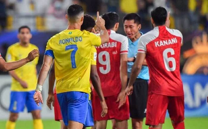 B&aacute;o th&acirc;n Real d&agrave;nh 'mưa lời khen' cho t&igrave;nh huống Ronaldo từ chối hưởng phạt đền