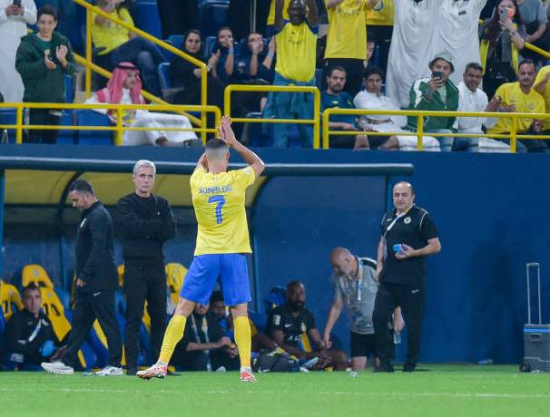 CR7 g&acirc;y sốt v&igrave; h&agrave;nh động Fair-play