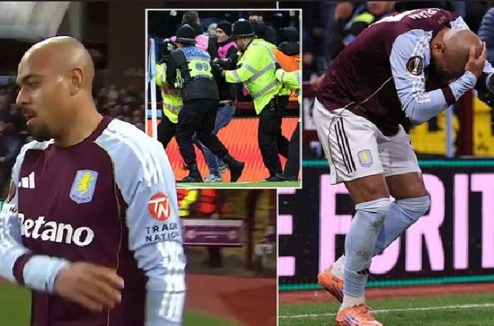 Donyell Malen bị n&eacute;m cốc tr&uacute;ng đầu khi Aston Villa chiến thắng ở c&uacute;p C2