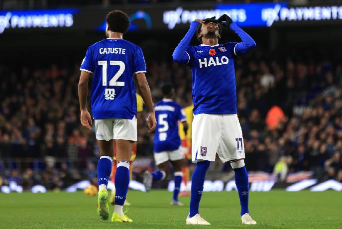 Soi k&egrave;o g&oacute;c Oxford United vs Ipswich Town, 03h00 ng&agrave;y 29/11