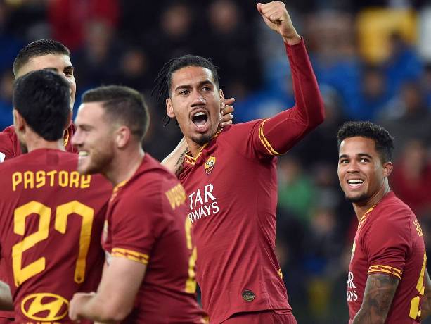 Smalling nắn g&acirc;n đồng đội cũ trước thềm b&aacute;n kết Europa League