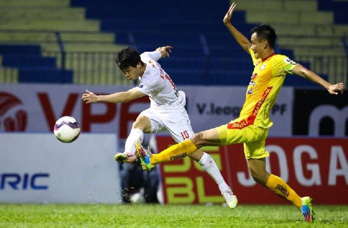 X&agrave; ngang v&agrave; trọng t&agrave;i ngăn C&ocirc;ng Phượng lập hat-trick