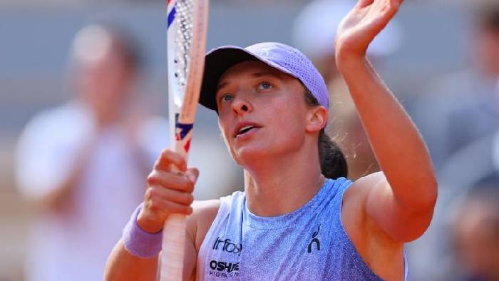 Swiatek thắng nhanh Raducanu sau 79 ph&uacute;t, v&agrave;o v&ograve;ng 3 Roland Garros