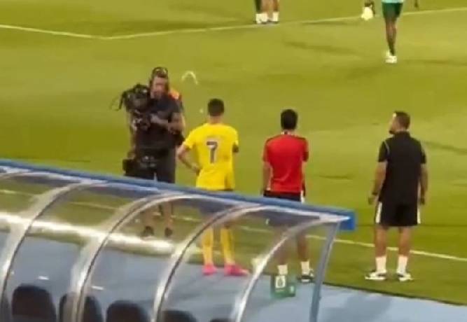 Ronaldo lại hờn dỗi, h&agrave;nh động qu&aacute; kh&iacute;ch với ph&oacute;ng vi&ecirc;n